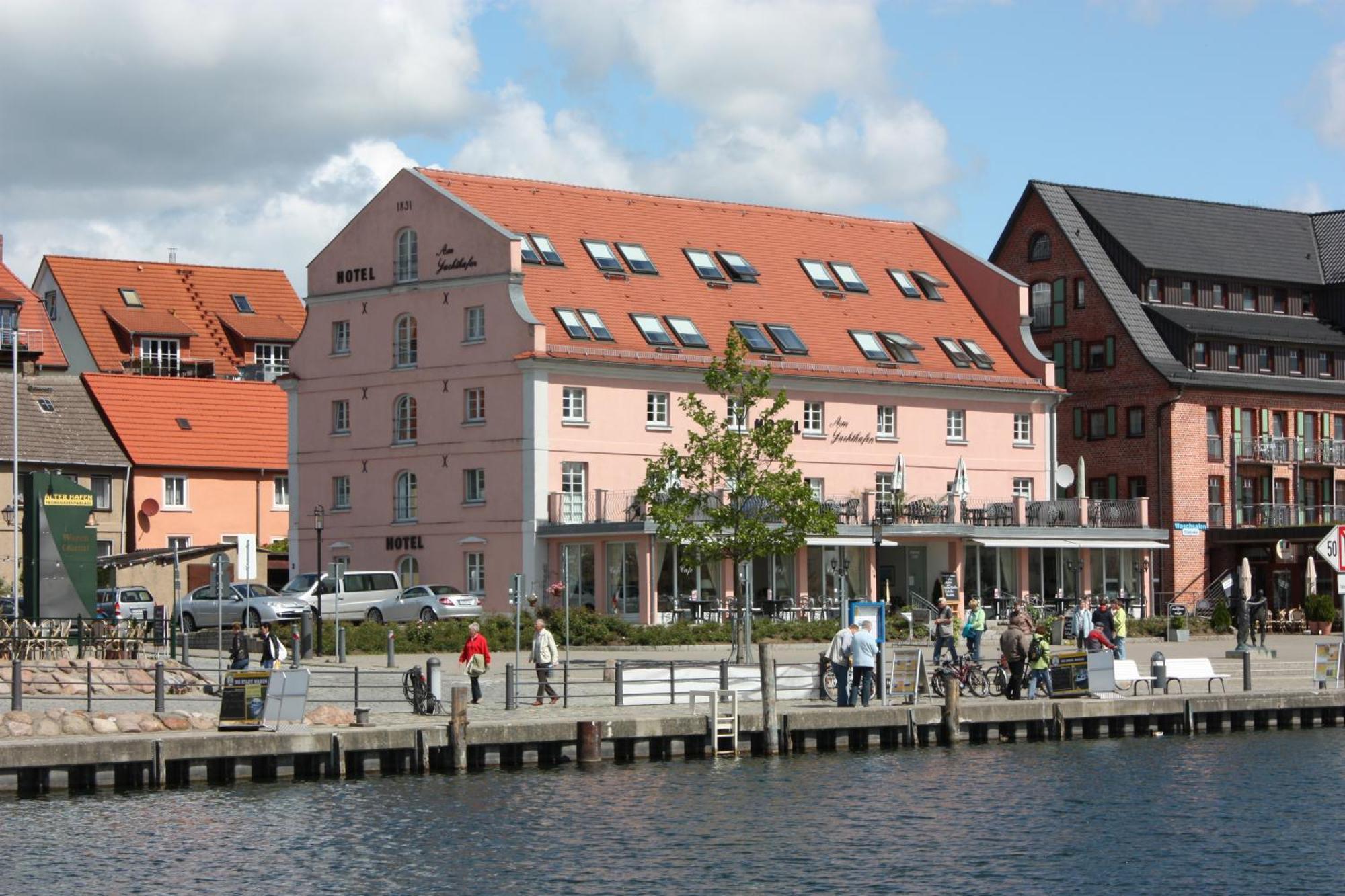 Hotel Am Yachthafen Waren  Exterior photo