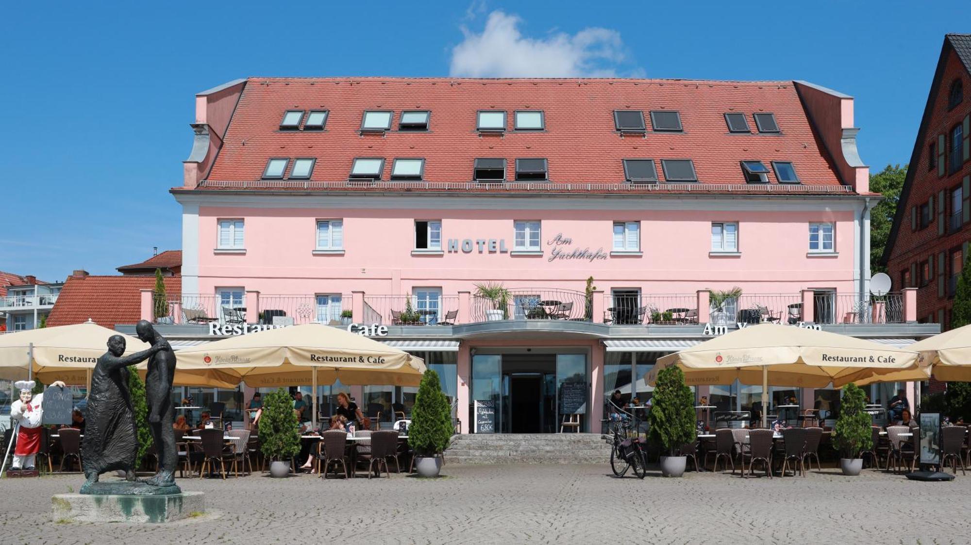 Hotel Am Yachthafen Waren  Exterior photo