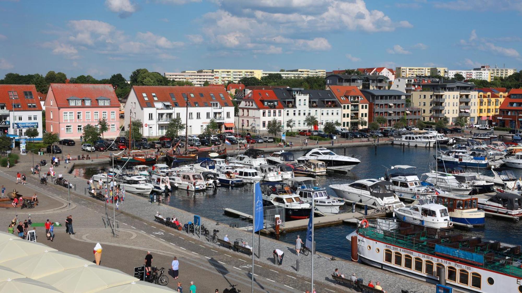 Hotel Am Yachthafen Waren  Exterior photo